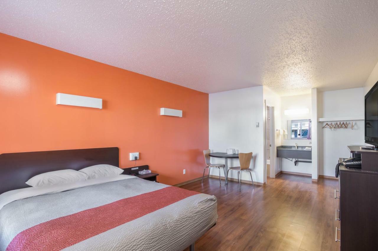 Motel Bo-Camrose, Ab エクステリア 写真